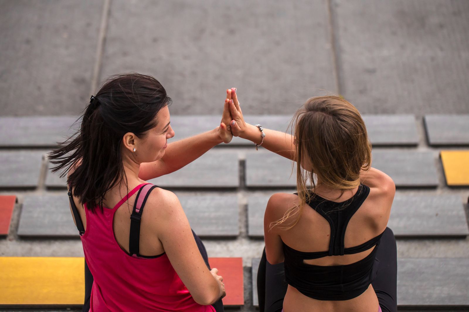 Deux amies pratiquant une activité physique ensemble, dans la bonne humeur